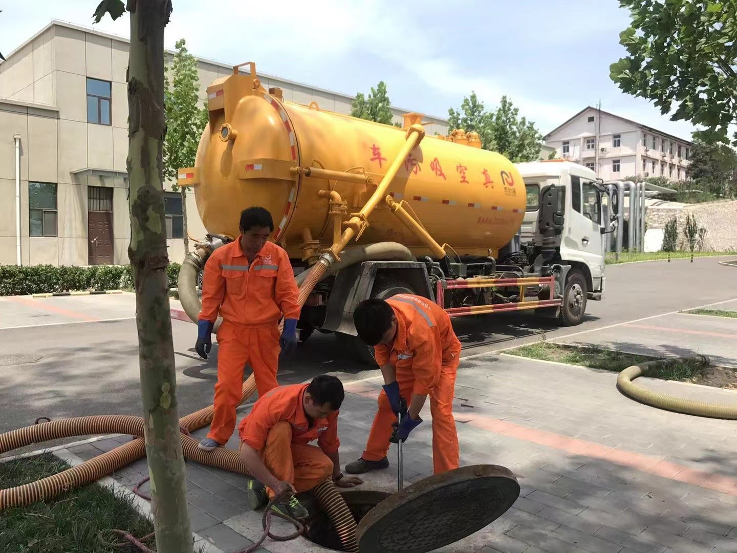 高港管道疏通车停在窨井附近