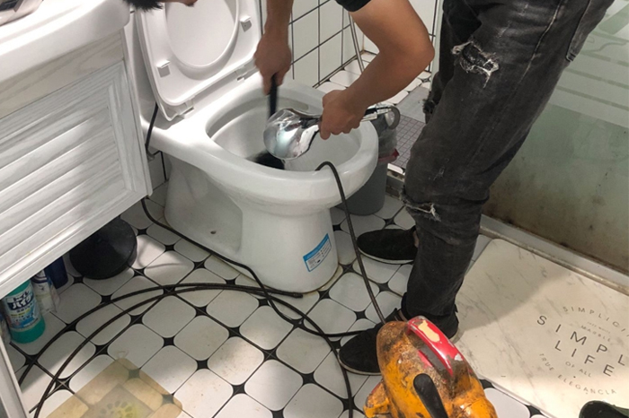 高港马桶堵塞自己疏通还是找师傅？专业上门服务让你省时更省心